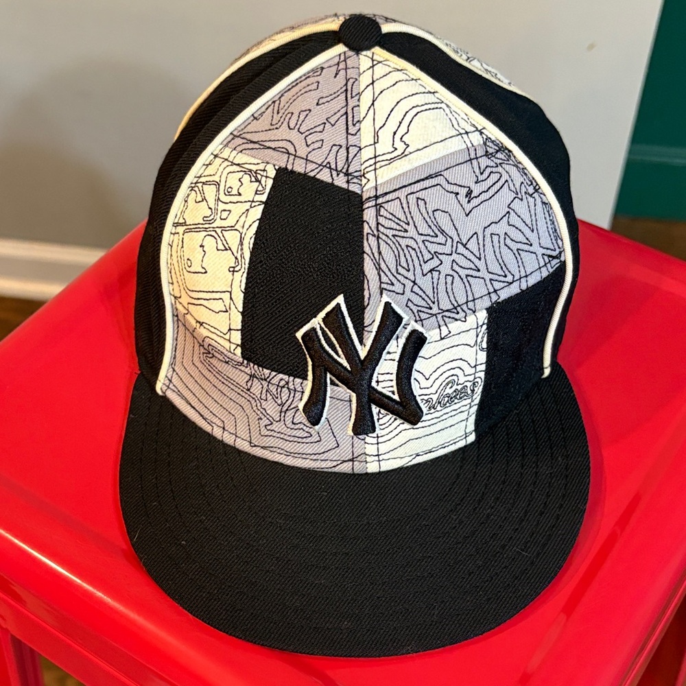 New Era Black & White NY Graphic Snapback